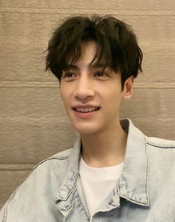 Luo Yunxi looks very handsome in the live video streaming CPOP HOME