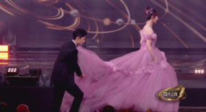Xiao Zhan Helped Yang Zi With Her Dress On Weibo Night,