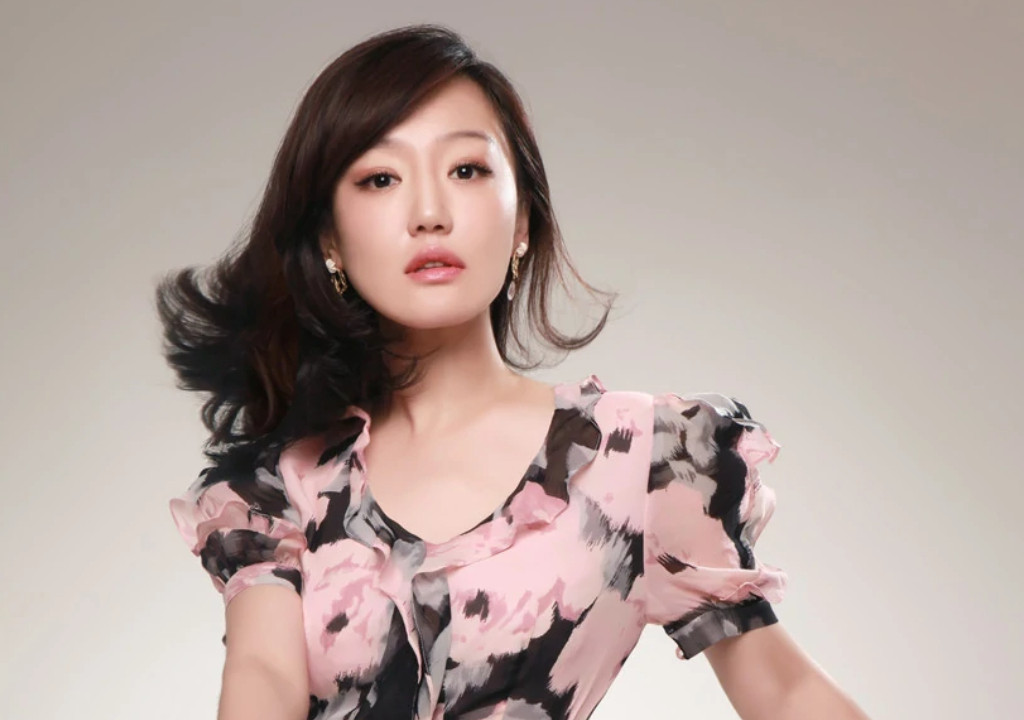 Chinese Singer Xue Jianing